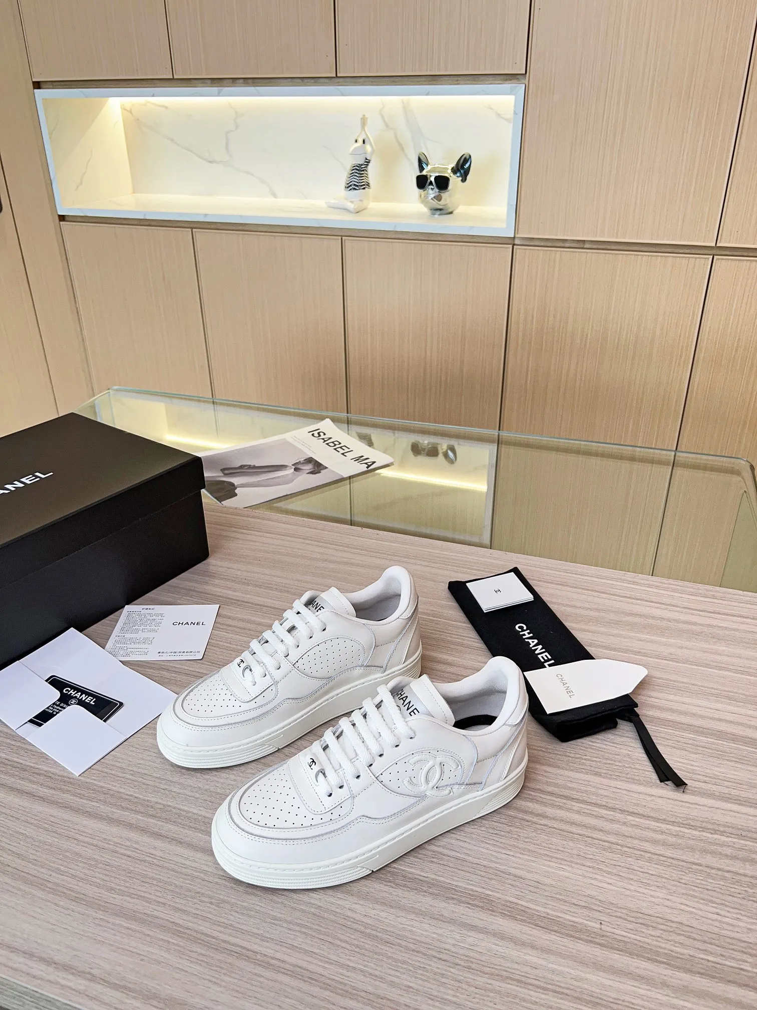 👟👟Ex-factory price 520👟👟 Chanel Grandma's latest model, full leather, panda color, white shoes, casual sports shoes, skateboard shoes, original purchase and development, production, Xiaoxiang C Home, another super hot model in the counter, loved by Internet celebrity bloggers and ladies, various praises on social platforms, super popular, high quality, breathable, super spring and summer, seeing this issue always arouses girls' inner desire for fashion. The latest suede material, classic black and white color scheme, fashionable on the feet, easy to care for. Fabric: Original custom imported cowhide material. Lining: Customized soft sheepskin lining. Sole: Original molded TPU non-slip outsole. Bottom thickness: 2.5CM. Size: Women's 35-40.